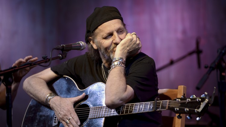 newsEngin.18647195_Bursiel-Jimmy-LaFave-Threadgills-2017_6239-1-
