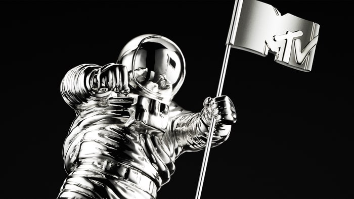 mtv-vma-moonman-279c32fd-caab-4a73-bca8-ba680c6e3240